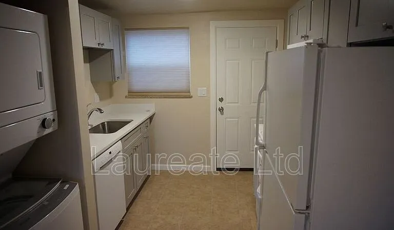 3075 N Zuni St — Photo 4