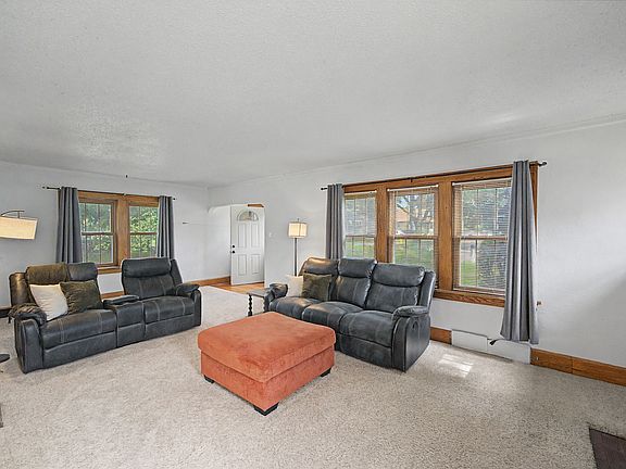 4th image of 285 NW Aurora Ave