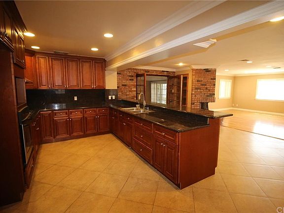 4th image of 11526 Farndon St