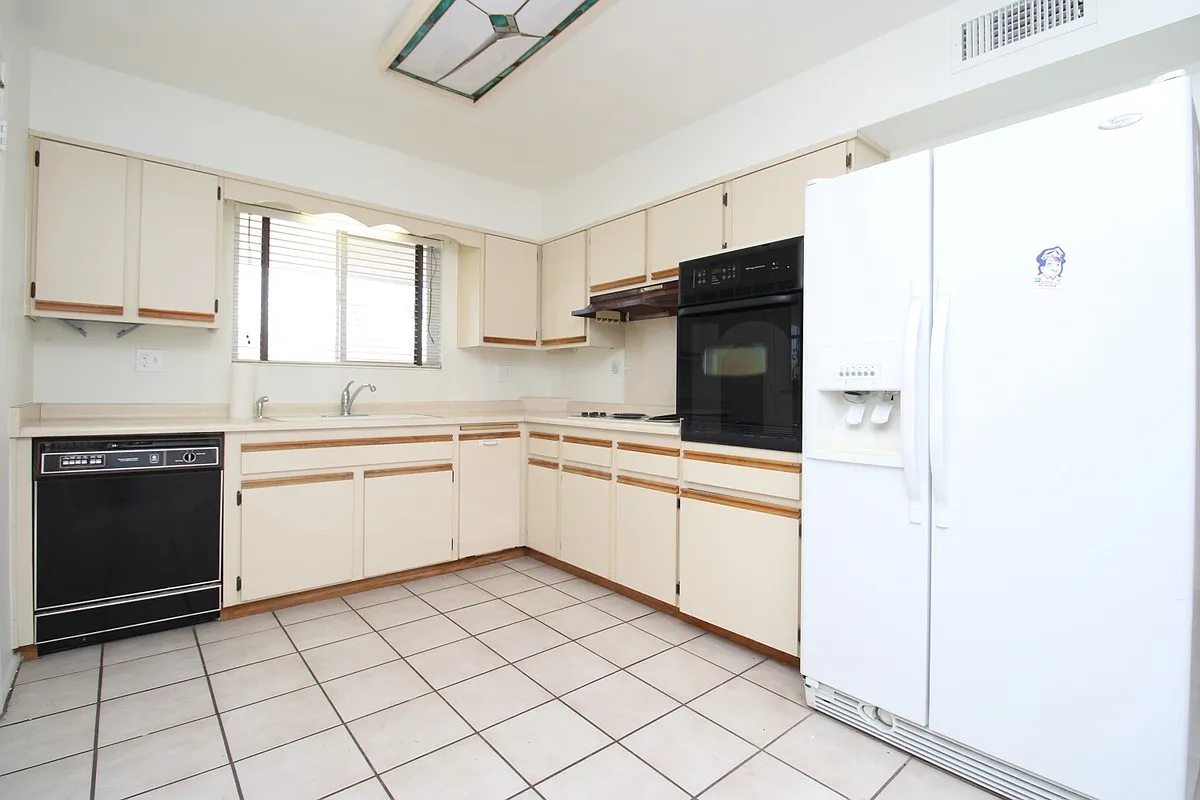 3 bed, 2.0 bath, 1448 sqft, $1,649 — Photo 4