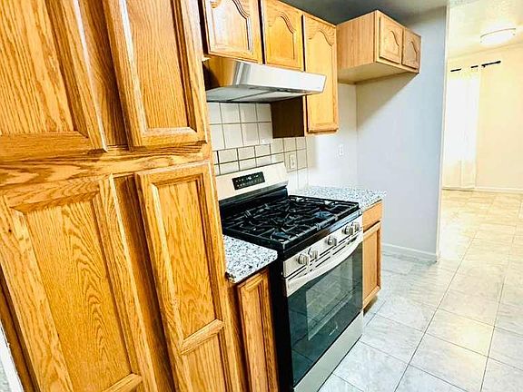 3rd image of 1864 Crestwood Cir