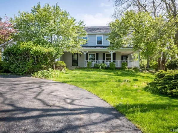 6702 Foxboro Ct, Brighton, MI 48116