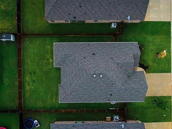 3rd image of 721 Ravenwood Dr