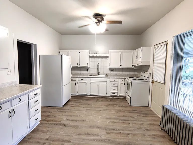 242 W Lincoln Ave — Photo 3