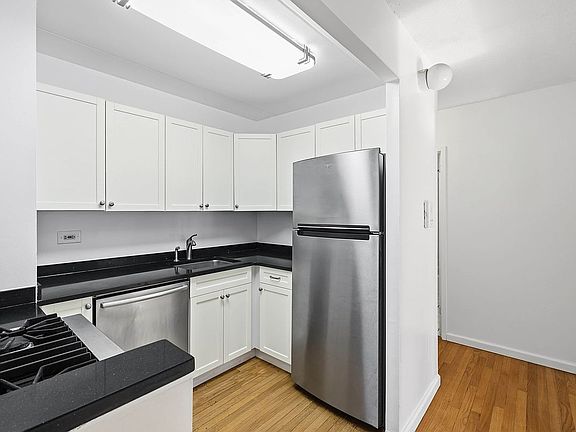 4th image of 220 Manhattan Ave APT 1U