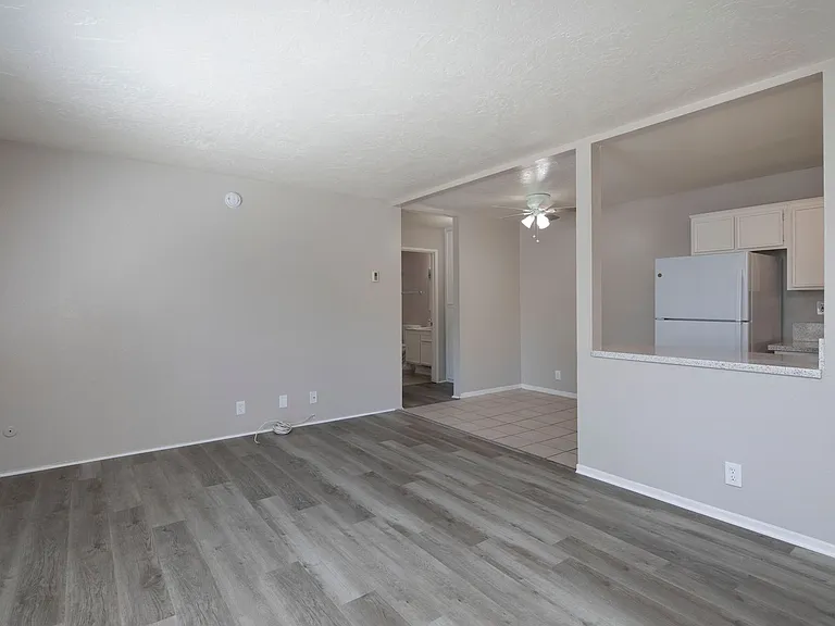 Lakeshore Villa Apartments — Photo 24
