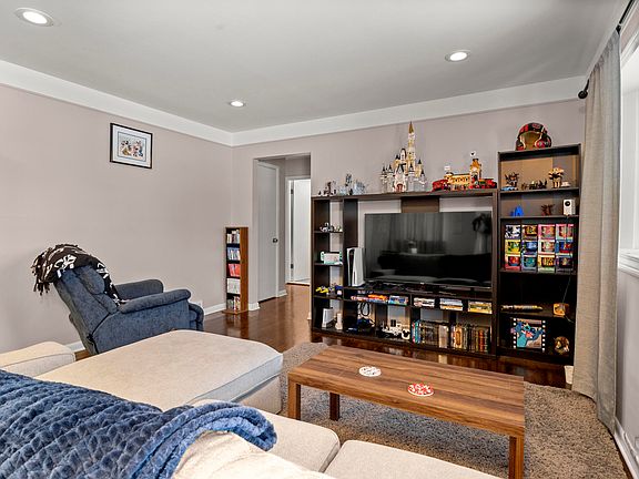 3rd image of 32511 Sandra Ln