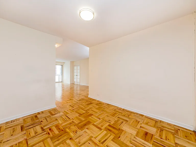300 E 40th St #10T — Photo 5