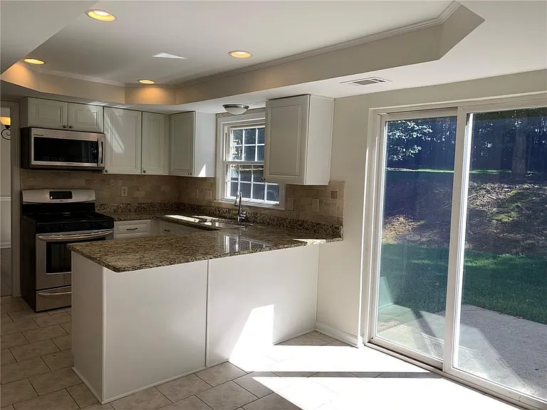 4536 Woodlawn Lake Dr — Photo 12