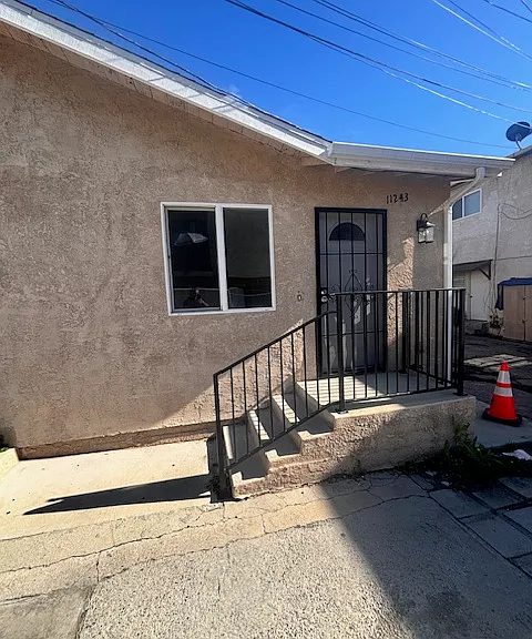 11241 Emelita St #TOP FLOOR — Photo 2