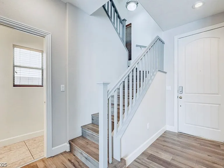 128 Tilbury Ave — Photo 14
