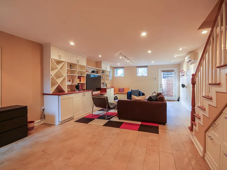 818 C St SE — Photo 47