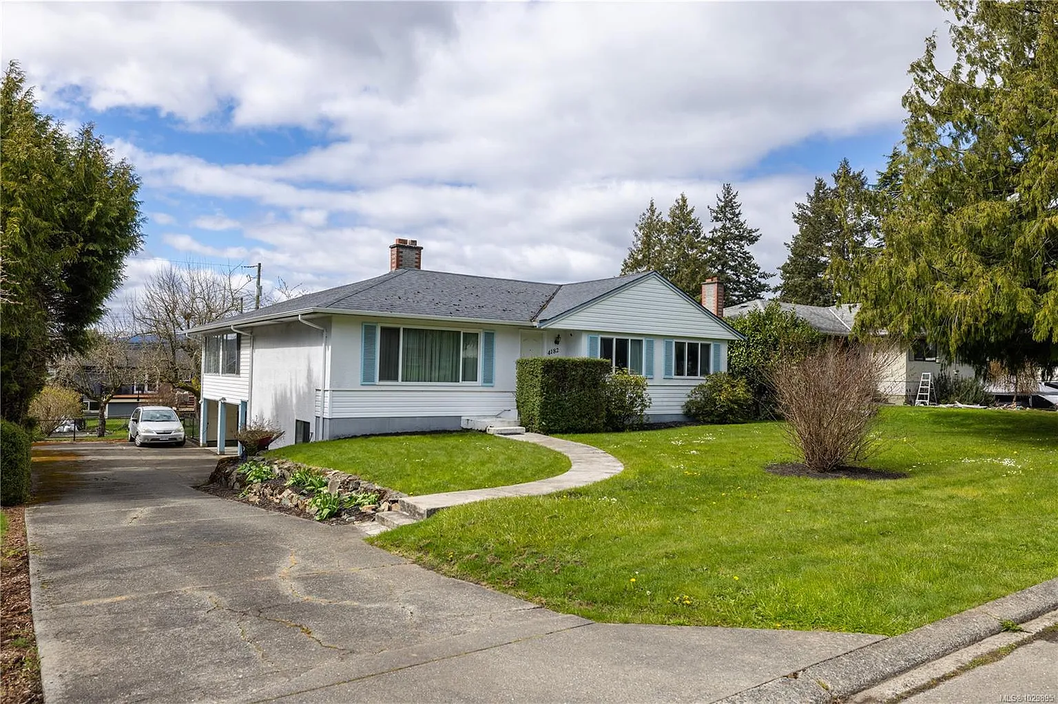 4182 Oakridge Cres photo 1