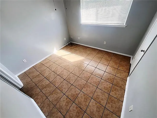 3 bed, 2.0 bath, 1100 sqft, $1,050 — Photo 3