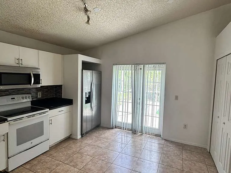 2713 Palm Isle Way — Photo 6