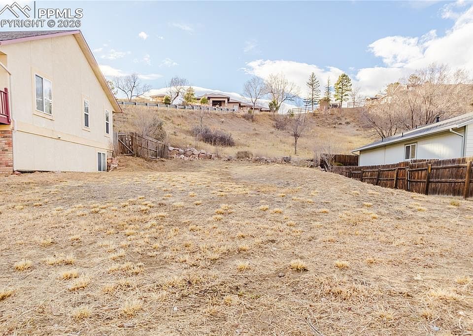 1st image of 890 Columbine Ave