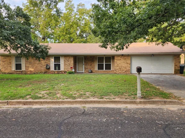 302 Blackjack Dr, Palestine, TX 75803