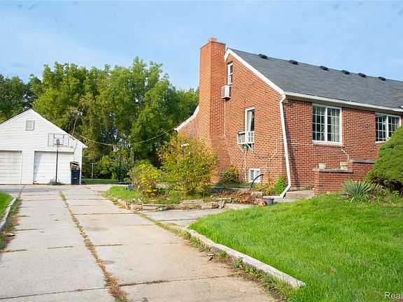5th image of 33925 Mound Rd