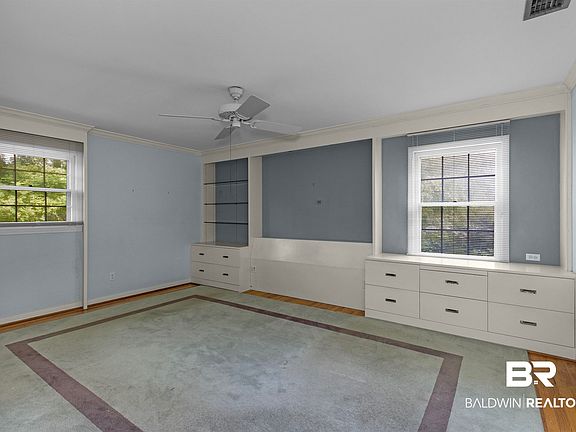 5th image of 52 Hawthorne Pl N