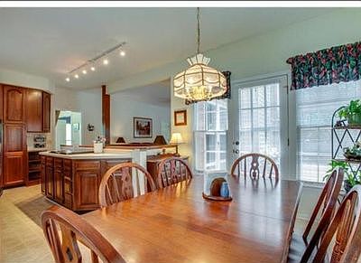 5th image of 220 Pebble Glen Dr