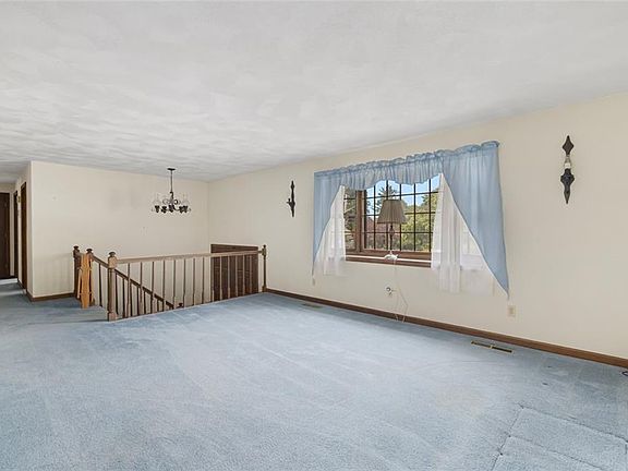 5th image of 18 Fawn Ln