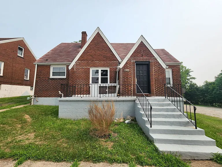 824 Oak St — Photo 1