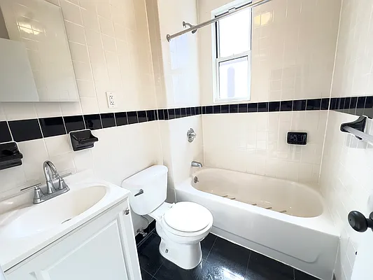 Rented by Bouklis Group | media 6