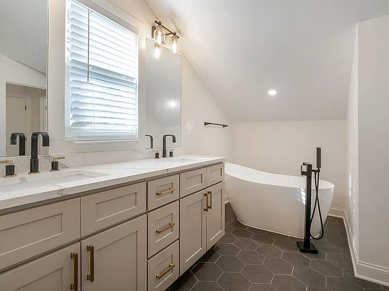 1321 Oak St SW — Photo 17