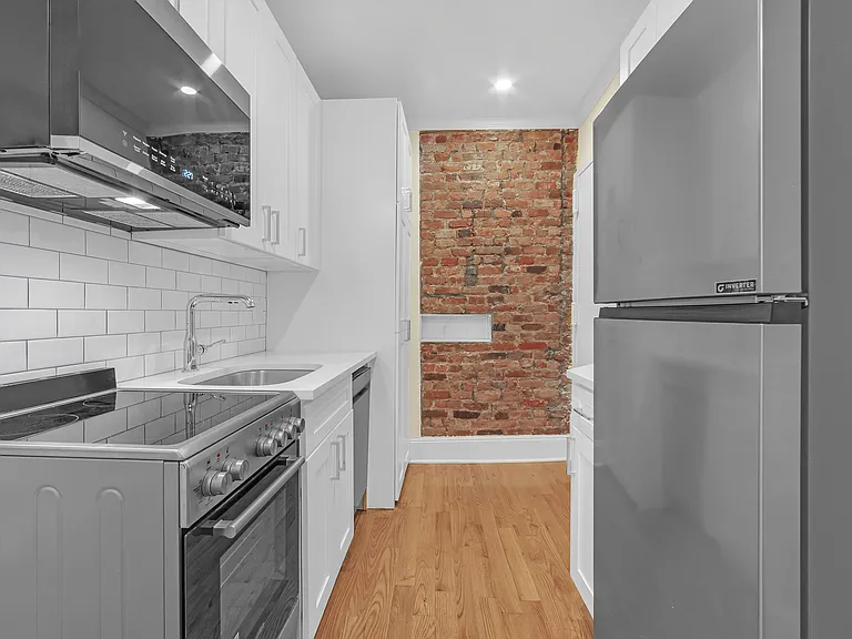318 E 11th St #6 — Photo 1