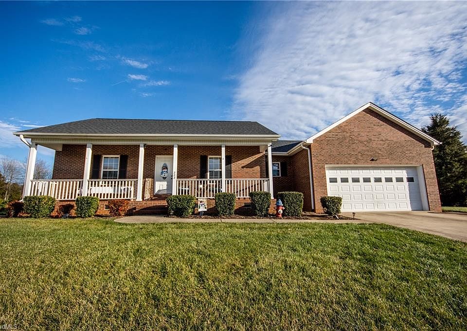 1st image of 222 Sandtrap Dr