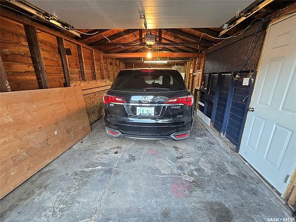 3rd image of 305 Heward St