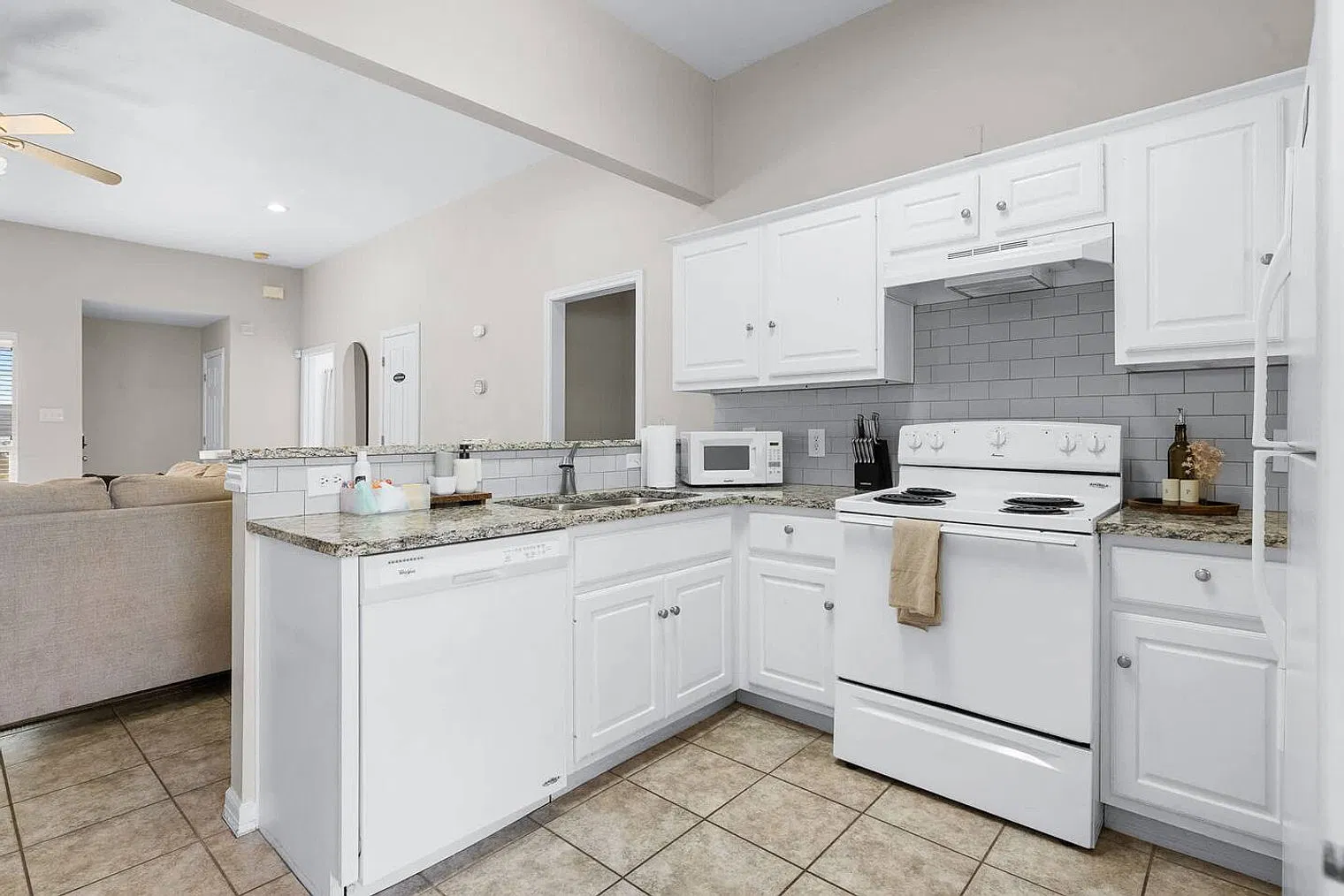 4 bed, 2.5 bath, 1517 sqft, $6,910 — Photo 4