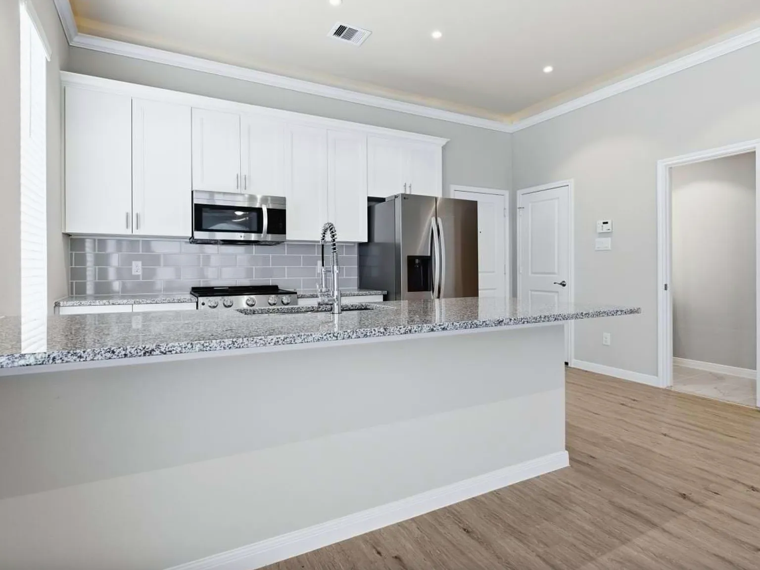 3 bed, 2.5 bath, 1516 sqft, $2,249 — Photo 2