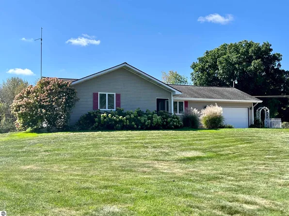 2330 E Surrey Rd, Farwell, MI 48622