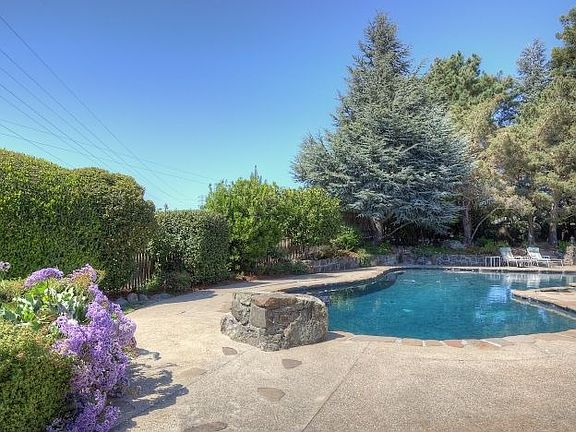 3rd image of 1445 Lakeview Dr
