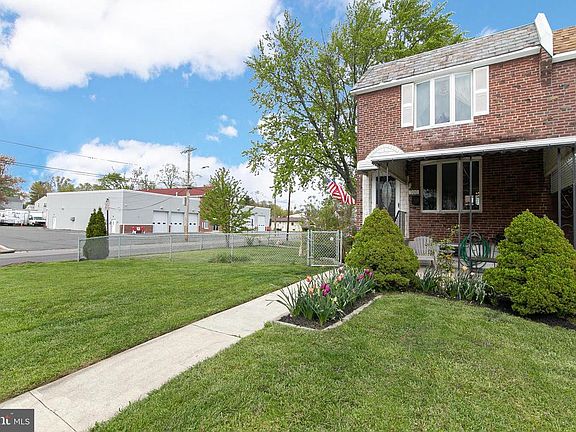 3rd image of 900 Poplar Ave