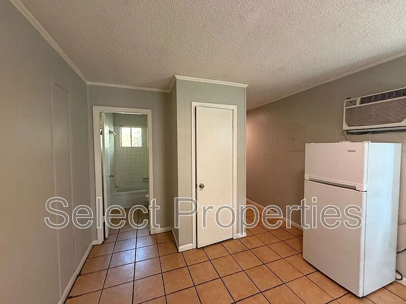 203 N Rogers St — Photo 4