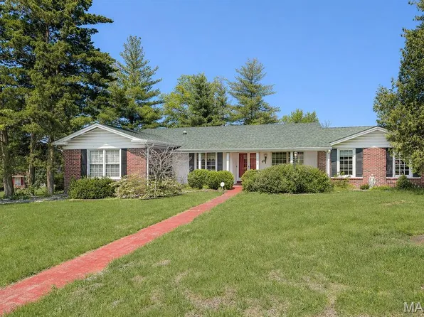 69 Club Grounds North Dr, Florissant, MO 63033