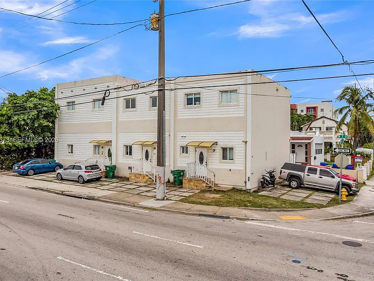 1011 SW 7th St #2 — Photo 3