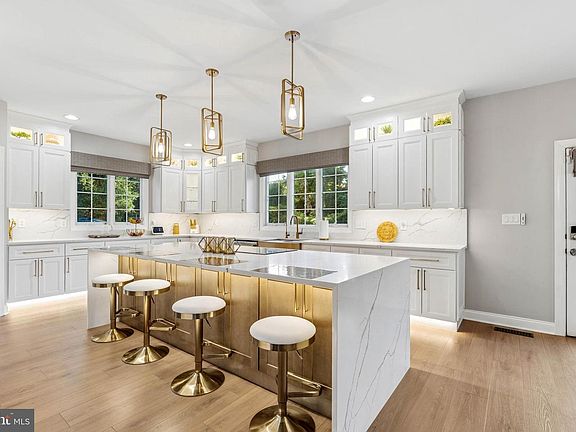 4th image of 1100 Saddle Creek Ct