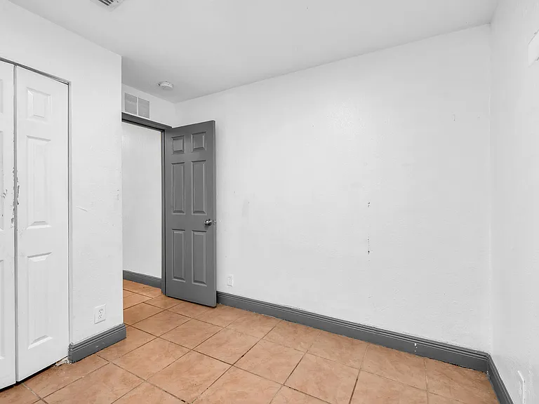 124 SW 10th Ave — Photo 9