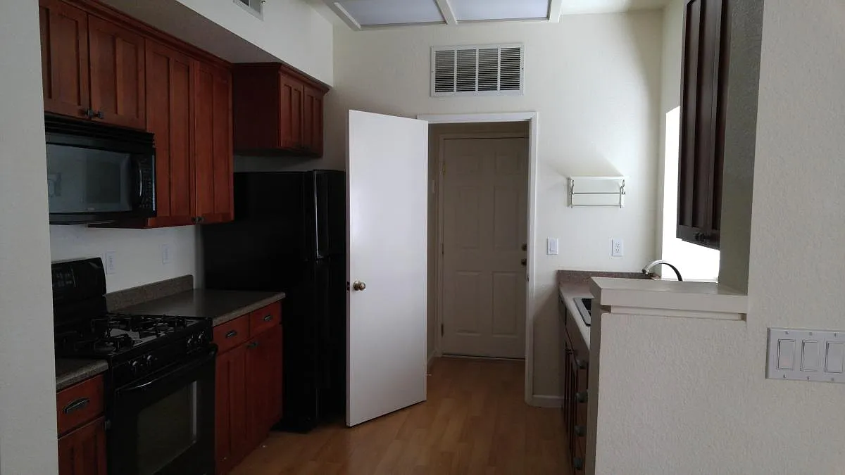 Oarsman Court, Hercules — Photo 3