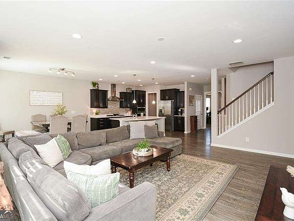 3rd image of 449 Timberleaf Rd