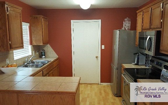 3rd image of 2425 Hamburg St