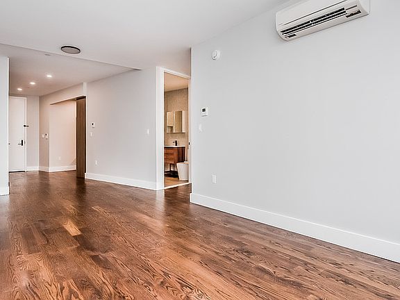 5th image of 31-61 Vernon Blvd #2W