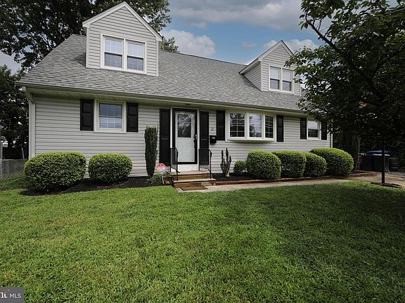 3rd image of 37 Woodbine Ave