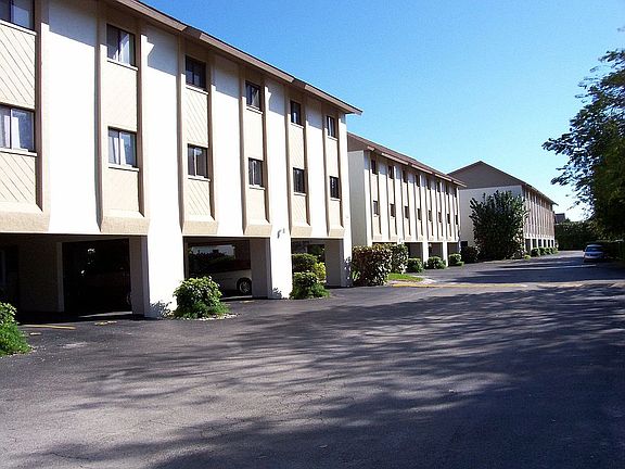 5th image of 1250 Tennisplace Ct #A-24