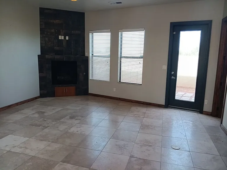 915 Edith Blvd NE — Photo 6