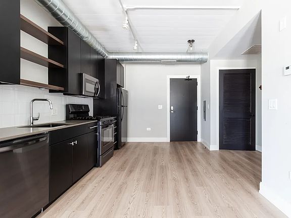 4th image of 943 W Belmont Ave #403