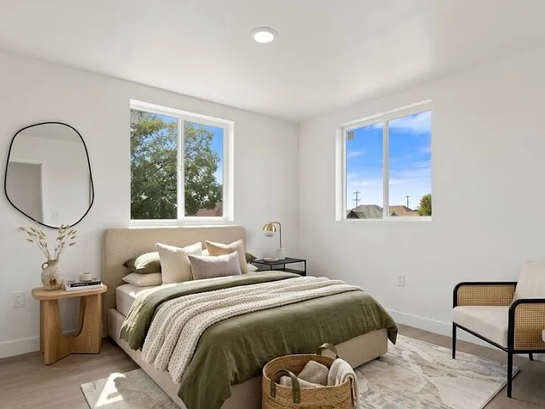 835 E 33rd St — Photo 13